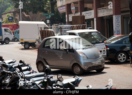 Tata Nano une voiture dans la rue à Goa en Inde Banque D'Images