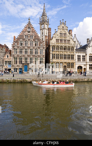 Vue verticale de l'architecture gothique sur Graslei, avec un bateau d'excursion sur la rivière Lys à Gand , Belgique Banque D'Images