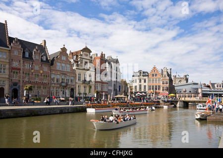 Vue horizontale de la belle architecture historique sur le Korenlei à Gand avec des excursions en bateau sur la rivière Lys, Belgique Banque D'Images