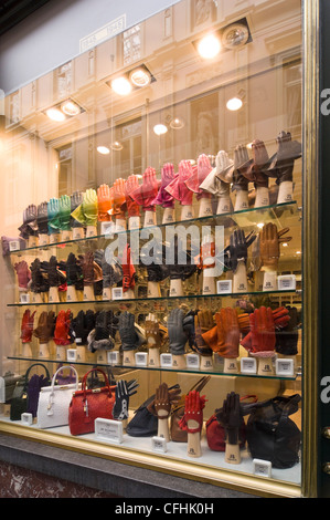 Close up vertical d'un affichage de vitrine colorée à l'intérieur des galeries Royal St Hubert, une galerie marchande couverte à Bruxelles Banque D'Images