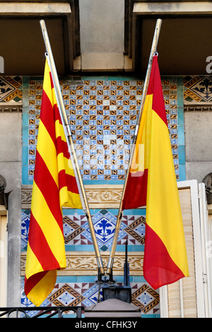 Barcelone, Espagne. La Rambla. Façade de l'hôtel Ramblas - détail avec drapeaux espagnol et catalan Banque D'Images