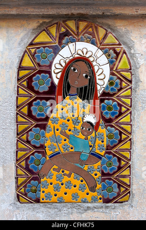 Une mosaïque naïve d'un basané sainte Vierge avec l'enfant, trouvé dans les rues de Cartagena de Indias, Colombie Banque D'Images