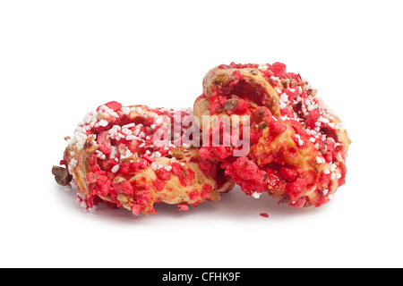Dragées avec brioches Saint-Genix (gâteaux), photographié en studio sur un fond blanc. Brioches aux pralines.