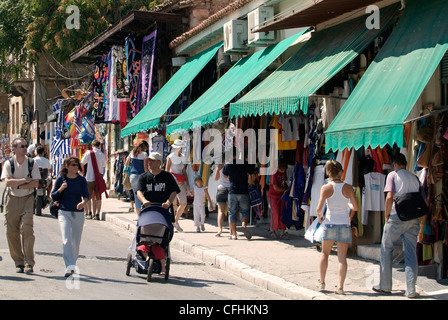 Grèce Athènes Monastiraki magasins touristiques dans une rue bondée Banque D'Images