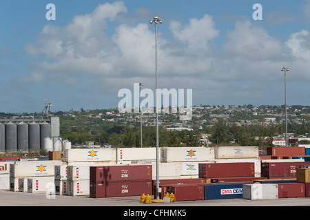 Les conteneurs dans le port de Bridgetown, la Barbade dans les Caraïbes Banque D'Images