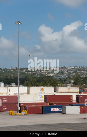 Les conteneurs dans le port de Bridgetown, la Barbade dans les Caraïbes Banque D'Images