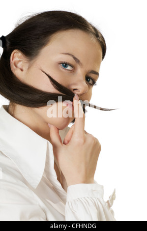 Jeune femme fait une moustache de ses cheveux isolé sur le livre blanc Banque D'Images