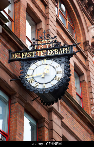 Réveil sur le mur de la Belfast Telegraph anciens locaux d'Irlande Royaume-Uni Banque D'Images