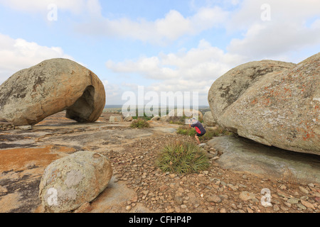 L'homme de la prise de vue en forme de casque boulder de Pai Mateus, Cabaceiras, Paraíba, Brésil, Brasil Banque D'Images