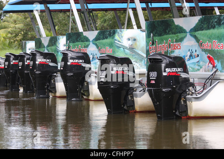 Bateaux croisières Jungle Eco moteurs Suzuki et le long du canal à l'ouest de Tortuguero, Costa Rica Puerto Moin Banque D'Images
