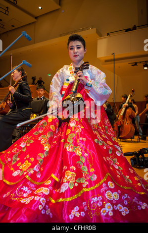 Paris, France, Orchestre symphonique de Corée du Nord 'l'Orchestre Unhasu' avec 'l'Orchestre Philharmonique de radio France', réaliser le premier concert en Europe, une femme musicienne en robe traditionnelle dans la salle Playel Theatre, faire de la musique ensemble Banque D'Images