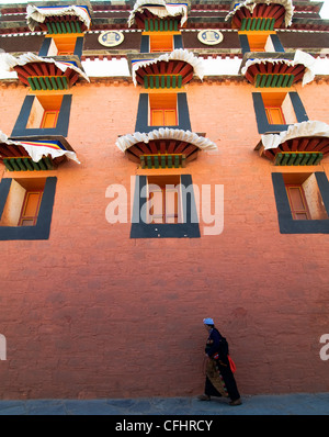 Pèlerins tibétains visiter le monastère de Labrang sur un pèlerinage annuel tournée pendant le Nouvel An tibétain. Banque D'Images