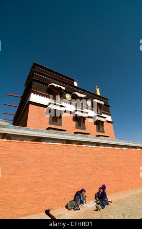 Pèlerins tibétains visiter le monastère de Labrang sur un pèlerinage annuel tournée pendant le Nouvel An tibétain. Banque D'Images