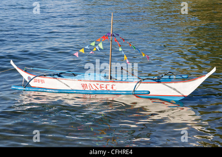 Petit bateau Outrigger Philippine traditionnelle, Banca, Banka, avec drapeaux colorés Banque D'Images