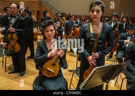 Paris, France, Orchestre symphonique de Corée du Nord 'l'Orchestre Unhasu' avec 'l'Orchestre Philharmonique de radio France' interprète Premier concert en Europe, dans salle Playel Theatre, des artistes féminins sur scène, font de la musique ensemble Banque D'Images