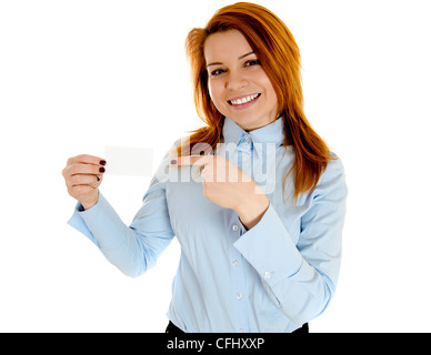 Smiling redheaded woman pointing with finger on black businesscard avec espace pour un message Banque D'Images