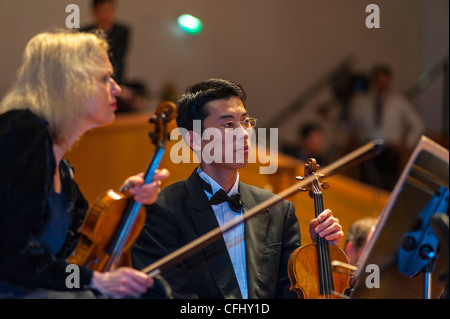 Paris, France, Orchestre symphonique nord-coréen 'The Unhasu Orchestra' en collaboration avec 'radio France Philharmonic Orchestra', Premier concert en Europe, salle Playel Théâtre, échange multiculturel, faire de la musique ensemble, intégré, travail multiracial europe Banque D'Images