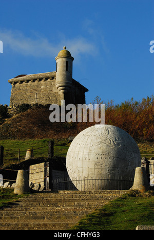 Une vue sur le château de Durlston avec le grand monde dans l'avant-plan UK Banque D'Images