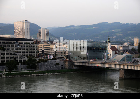 Les Arts Centre électronique ( computer art museum) sur le Danube à Linz, Autriche. Banque D'Images