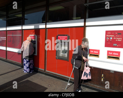 United Kingdom West acton Londres des distributeurs automatiques à l'extérieur du bureau de poste dans la rue de la couronne Banque D'Images