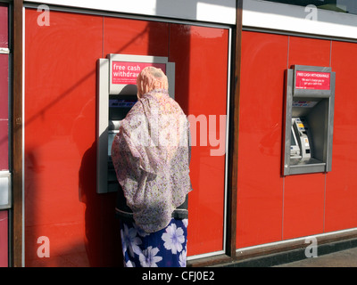 United Kingdom West acton Londres des distributeurs automatiques à l'extérieur du bureau de poste dans la rue de la couronne Banque D'Images