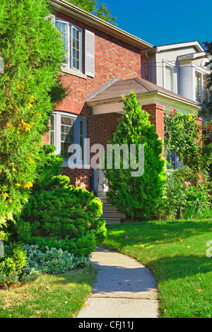 Maison de ville en brique rouge extérieur avec jardin et chemin Banque D'Images