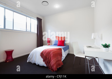 Chambre à coucher moderne avec lit, table et chaise Banque D'Images