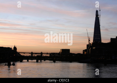 Vue vers le bas la Tamise au lever du soleil à l'Écharde de l'arrondissement, London, UK Banque D'Images