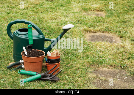 Une sélection d'ustensiles de jardin sur la pelouse Banque D'Images