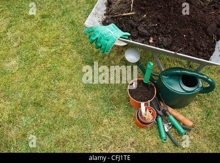 Ustensiles de jardiniers sur une pelouse Banque D'Images