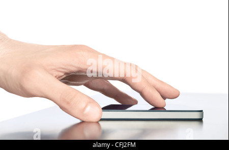 Toucher la main de l'homme moderne sur l'écran téléphone intelligent. Isolé sur fond blanc. Banque D'Images