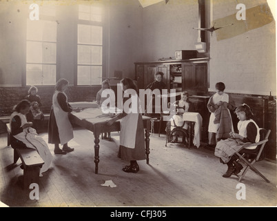 Girls' salle de couture, Cottage Homes, Amos Lane, Wednesfield, c 1900. Banque D'Images