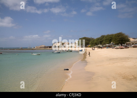 Sal Rei Boa Vista Cap Vert Sections locales le sable doré de la plage Praia Diante derrière les toits de la ville Banque D'Images