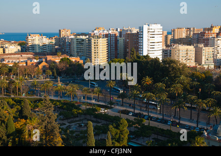 Vues à partir de la forteresse Alcazaba vers Paseo del Parque et quartier de La Malagueta malaga andalousie espagne Europe Banque D'Images