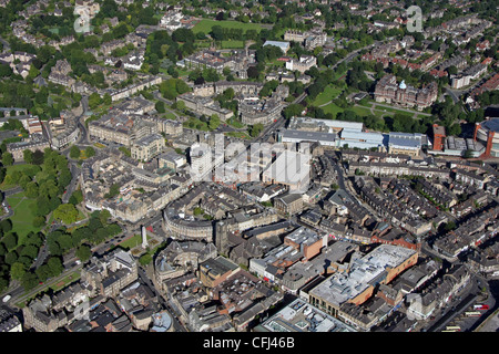 Vue aérienne du centre-ville de Harrogate, avec la route incurvée de Cambridge Road et Cheltenham Crescent en avant-plan Banque D'Images