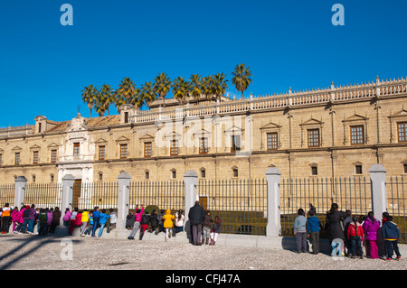 Les enfants de l'école en face de Parlamento de Andalucía situé dans Antiguo Hospital de la Cinco Llagas palace Seville andalousie espagne Banque D'Images