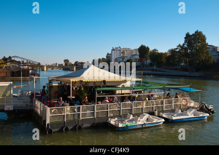 Terrasse de café au bord de la rivière dans le Paseo del Marques del Contadero promenade Riverside Séville Andalousie Espagne Banque D'Images