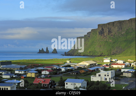 Vue de la ville de Vik, Islande Banque D'Images