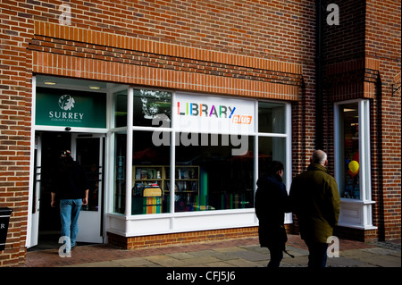 Le centre-ville de Dorking système à sens unique et l'église St Martin et très dorkings célèbre South Street Banque D'Images