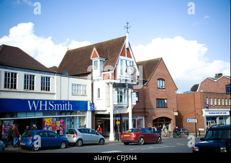 Le centre-ville de Dorking système à sens unique et l'église St Martin et très dorkings célèbre South Street Banque D'Images