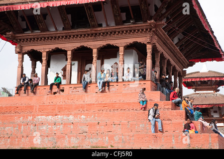 Les gens assis autour de temple Maju Deval dans Durbar Square - Katmandou, Zone Bagmati, Vallée de Katmandou, Népal Banque D'Images