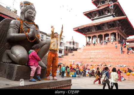 Enfants jouant devant la sculpture de Garuda dans Durbar Square - Katmandou, Zone Bagmati, Vallée de Katmandou, Népal Banque D'Images