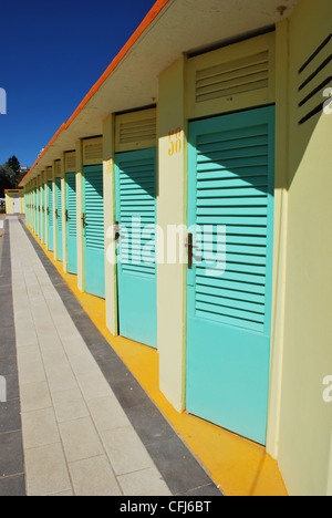 Ligne de vue de turquoise et jaune des cabines de plage, Rimini, Italie Banque D'Images