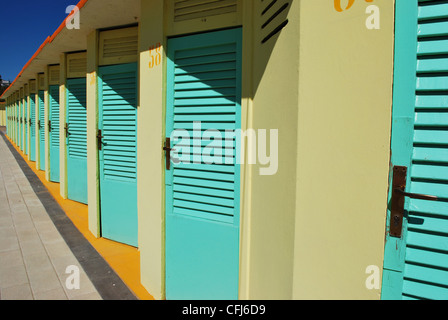 Ligne de vue de turquoise et jaune des cabines de plage, Rimini, Italie Banque D'Images