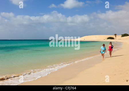 Praia de Chaves, Boa Vista, Cap Vert. Deux femmes marchant le long de la mer de la plage de sable blanc paisible à côté de la mer turquoise Banque D'Images