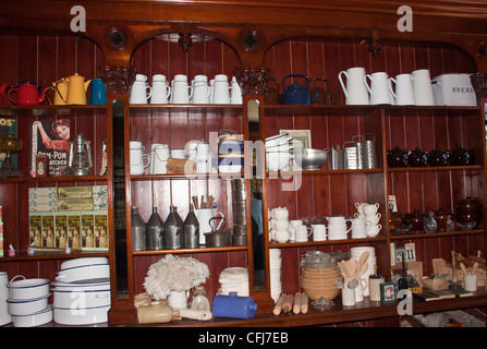 Vaisselle en épicerie Épicerie,vieux,corner shop,disponible,vieux produisent des marques en grande partie disparu,démodé, Banque D'Images