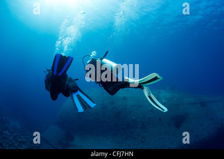 Les plongeurs explorant Ship wreck - La Mer Rouge Banque D'Images
