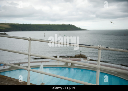 La balustrade au-dessus de Tinside Lido piscine extérieure à Plymouth surplombant la mer avec une mouette en vol. Banque D'Images