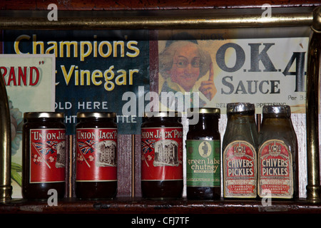 Conserves et produits d'une époque révolue, style ancien grand magasin d'alimentation et store à partir de début des années 30. Banque D'Images