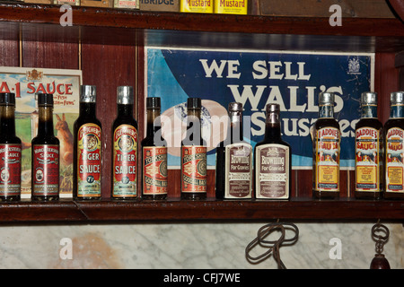 Conserves et produits d'une époque révolue, style ancien grand magasin d'alimentation et store à partir de début des années 30. Banque D'Images